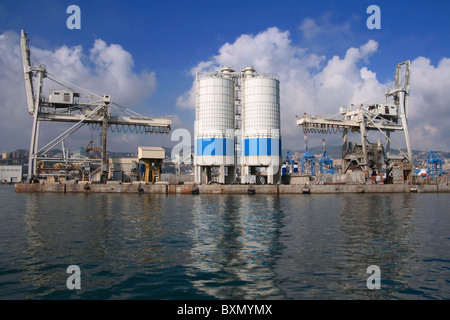 der Hafen von Genua-Detail aus dem Meer mit einem Kai im Vordergrund Stockfoto