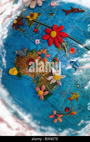 Globus, zentriert auf Australien, Plastilin Blumen und Fisch Cartoon-Stil Stockfoto