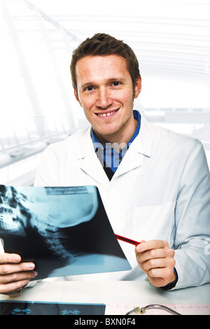 Porträt des jungen Arztes bei der Arbeit Stockfoto