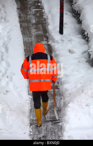 Winter, Straße und Gehweg Reinigung, Kontrolle von Schnee und Eis, winter Service. Stockfoto