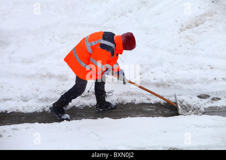 Winter, Straße und Gehweg Reinigung, Kontrolle von Schnee und Eis, winter Service. Stockfoto