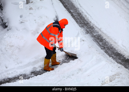 Winter, Straße und Gehweg Reinigung, Kontrolle von Schnee und Eis, winter Service. Stockfoto