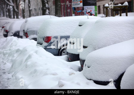 Winter. Schneebedeckte Autos, Parkplätze in der Straße. Stockfoto