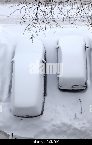 Winter. Schneebedeckte Autos, Parkplätze in der Straße. Stockfoto