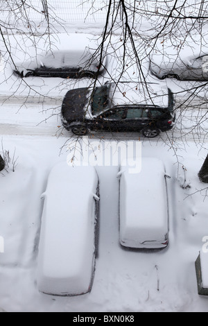 Winter. Schneebedeckte Autos, Parkplätze in der Straße. Stockfoto