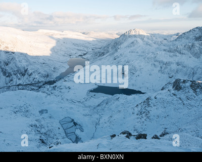 Winter-Blick auf das Ogwen Tal, zeigt Tryfan, die Glyderau Berge und die Seen von Llyn Ogwen, Llyn Idwal und Llyn Clyd Stockfoto