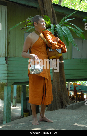 Mönch, die Zubereitung von Tee auf Wat Khao Sukim, buddhistisch Tempel 20 km nördlich der Stadt Chanthaburi, Ost-thailand Stockfoto