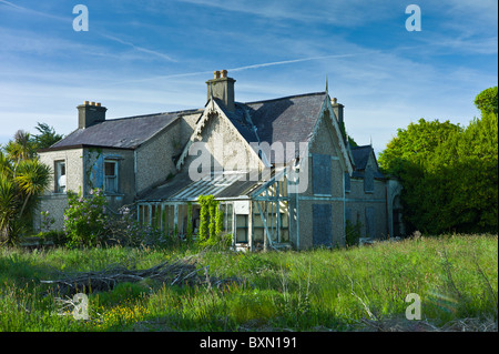 Verlassene verfallene Einfamilienhaus wartet auf Renovierung am Ocean Drive, Rosslare, Süd-Ost-Irland Stockfoto