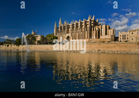 MALLORCA Palma Kathedrale La Seu und Parc de la Mar historische Stadtzentrum über Meer Einlass Mallorca Balearen Spanien gesehen Stockfoto