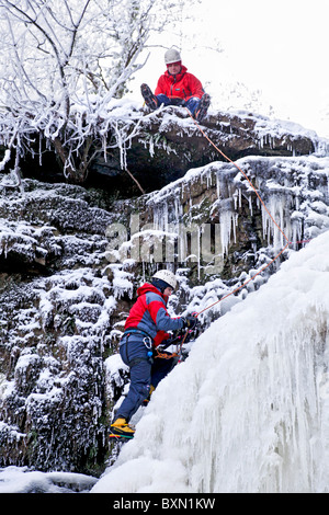 Eisklettern am gefrorenen Wasserfall (Lynn fällt) außerhalb Dalry in North Ayrshire, Schottland, UK. Stockfoto