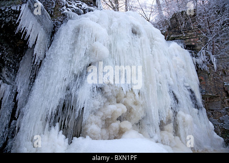 Ein gefrorener Wasserfall (Lynn Glen) außerhalb Dalry in North Ayrshire, Schottland Stockfoto