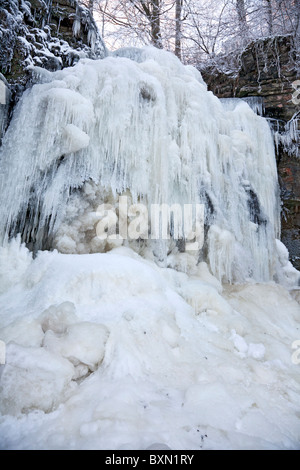 Ein gefrorener Wasserfall (Lynn Glen) außerhalb Dalry in North Ayrshire, Schottland Stockfoto