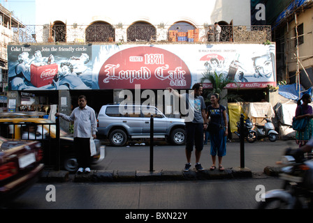 Touristen vor Leopold Cafe in Mumbai, Indien Stockfoto