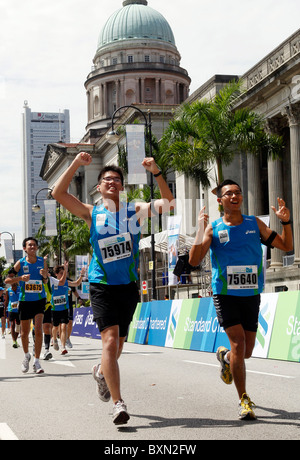 Läufer bei der Singapur-Marathon 2010, Supreme Court und Rathaus im Hintergrund. Stockfoto
