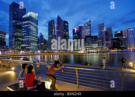 Singapore Marina Bay und die Skyline des Finanzzentrums in der Nacht Stockfoto