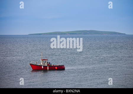 Fischerboot mit Saltee Inseln im Hintergrund, irische See bei Kilmore, County Wexford, Irland Stockfoto