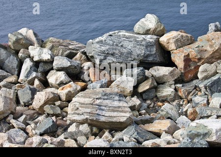 Sedimentgesteine im Rahmen des Küstenschutzes in County Wexford, Irland Stockfoto