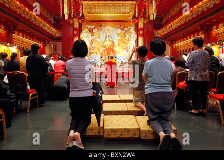 Singapur, Gebet im inneren Buddha Tooth Relic Temple Stockfoto