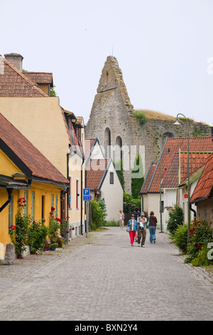 Kopfsteinpflasterstraße im UNESCO-Welterbe Stadt Visby, Gotland, Schweden. Stockfoto