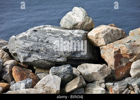 Sedimentgesteine im Rahmen des Küstenschutzes in County Wexford, Irland Stockfoto