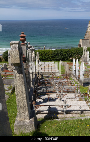 Grabsteine und Denkmäler am Barnoon Friedhof, St. Ives, Cornwall, UK, United Kindom... Stockfoto