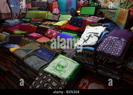 Souvenirs zum Verkauf auf dem russischen Markt, Phnom Penh, Kambodscha Stockfoto