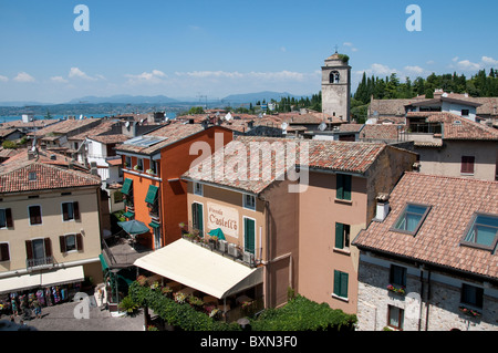 Sirmione am Gardasee in Norditalien Stockfoto