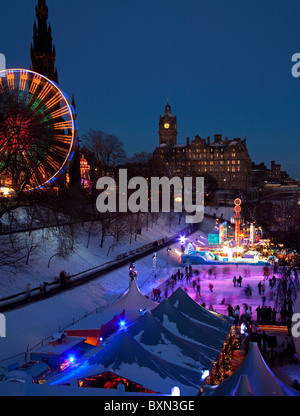 Edinburgh-Eisbahn und große Riesenrad während winterfeste Schottland UK Europe Stockfoto