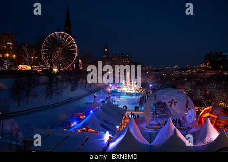 Edinburgh-Eisbahn und große Riesenrad während winterfeste Schottland UK Europe Stockfoto