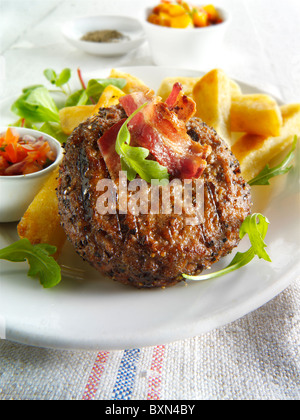 Saibling vom Grill-Rindfleisch-Burger mit klobigen Pommes Frites und Salat Stockfoto