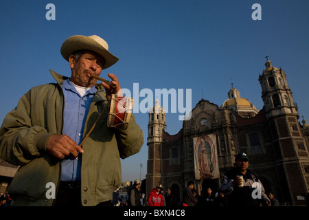 Ein Musiker spielt eine Querflöte und Trommel außerhalb der Muttergottes von Guadalupe Basilica in Mexiko-Stadt Stockfoto