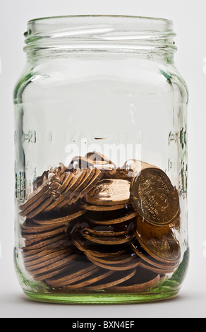 halb volle Glas US-Dollar gold Münzen Stockfoto