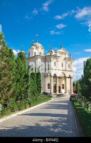 Gasse, die zum Eingang in die Barboi Kirche in der Stadt Iasi, Rumänien. Stockfoto