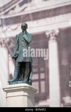 Die Statue von V. Alecsandri vor dem Nationaltheater in Stadt Iasi, Rumänien. Stockfoto