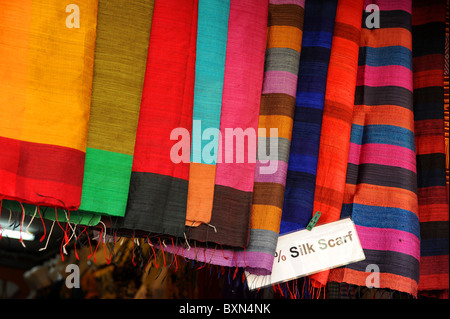 Bunte Seidentücher auf Verkauf im Markt Siem Reap, Kambodscha Stockfoto