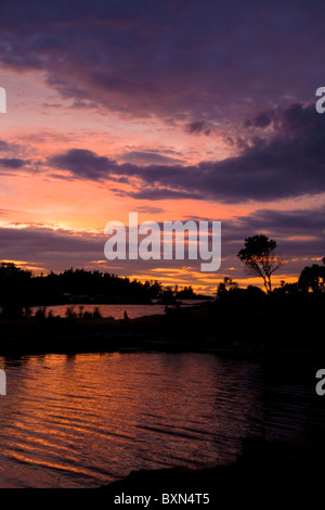 Sonnenuntergang über der Lagune Piper auf Vancouver Island, British Columbia Stockfoto