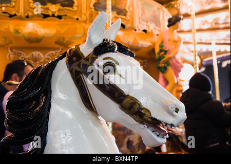 Rom, Nacht Foto Nahaufnahme von antiken merry Go Runde Pferdekopf in Piazza Navona Weihnachtsmarkt. Stockfoto