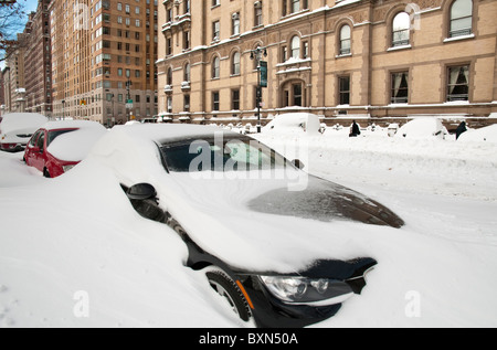 Autos im Schnee in New York City - 27.12.10 begraben Stockfoto