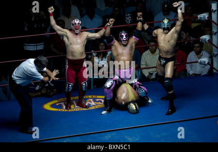 Ringer durchführen in einem Lucha Libre-Event in Puebla in Puebla, Mexiko. Stockfoto