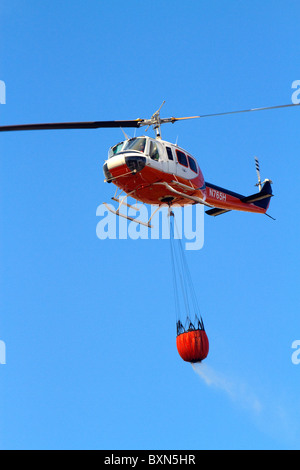 Hubschrauber mit Wasser Eimer leistungsstarke Antenne Brandbekämpfung auf ein Lauffeuer in der Nähe von Boise, Idaho, USA. Stockfoto