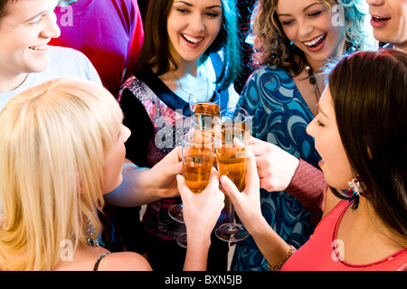 Gruppe von Sektgläser in den Händen der Menschen machen einen toast Stockfoto