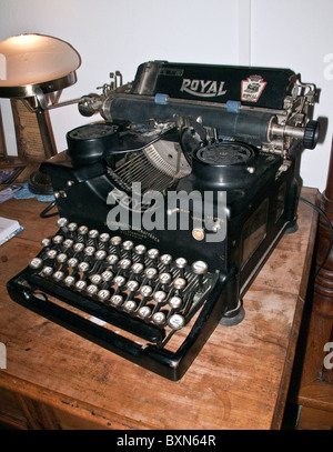 "Königliche" alte Schreibmaschine der schwedischen Make-Schreibtisch aus Holz. Es wird gesagt, dass Ernest Hemingway eine Schreibmaschine dieses verwendet. Stockfoto