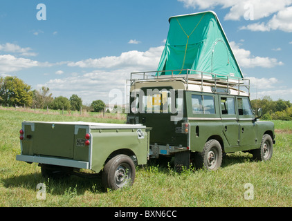 Land Rover Serie 2a 109 mit Autohome Columbia Dach Top Zelt und Anhänger Stockfoto