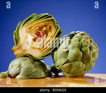 ARTISCHOCKE, TATSÄCHLICH EINE BLUME KNOSPE; DIE ESSBAREN TEILE SIND DAS GEFÄß (HERZ) UND DIE GRUNDLAGEN FÜR DIE HOCHBLÄTTER / STUDIO Stockfoto