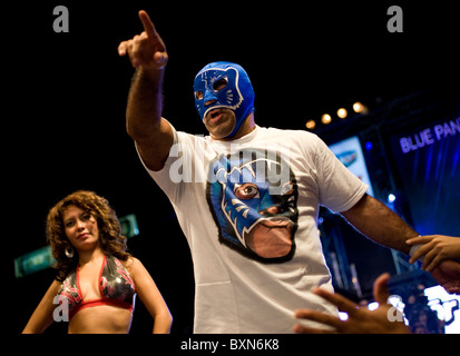 Ein Ringer Gesten aus, um das Publikum bei einem Lucha Libre-Event im Arena Mexiko, Mexiko-Stadt Stockfoto