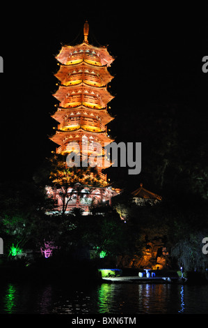 Beleuchtete Häuser und Brücken sind ein schöner Anblick in der Nacht in Guilin, Südchina Stockfoto