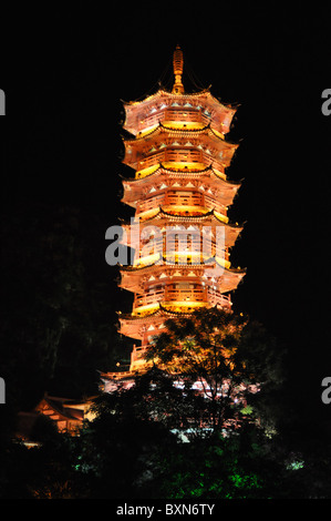 Beleuchtete Häuser und Brücken sind ein schöner Anblick in der Nacht in Guilin, Südchina Stockfoto