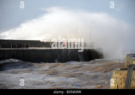 Wellen von einem großen Sturm schlägt im Hafen von Aberaeron an einem kalten Dezember-Morgen ist Wich ein sicherer Hafen für Boote Stockfoto