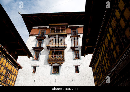 blickte auf die Mönche Bereich innerhalb der Mauern der Paro Dzong oder Festung in Bhutan Stockfoto