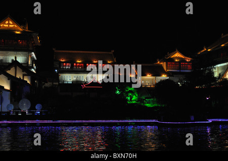 Beleuchtete Häuser und Brücken sind ein schöner Anblick in der Nacht in Guilin, Südchina Stockfoto